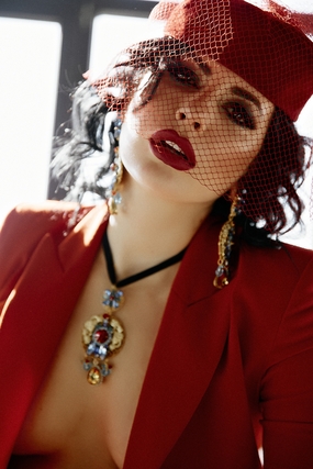 欧美红色西装诱惑性感美女写真图片